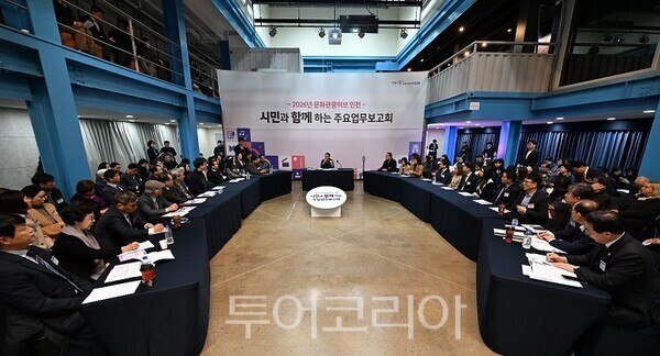 유정복 인천광역시장이 26일 틈 문화창작지대에서 열린 '시민과 함께하는 2026년 주요업무보고회(문화,관광)'에서 시민들의 질문에 답변하고 있다.