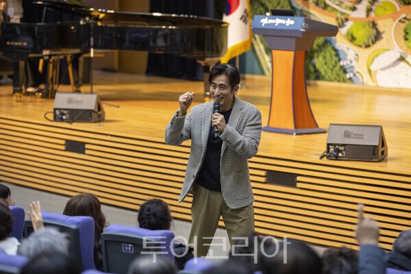 배우 겸 소설가 차인표, 울산시민아카데미 강연… “변화는 내 안에서 시작된다”