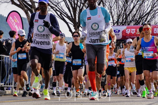​무주반딧불 하프마라톤대회에서 출발하는 선수들 / 사진_투어코리아 유지훈 기자