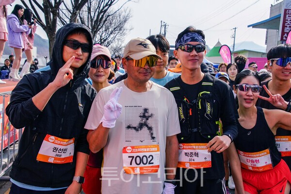 ​무주반딧불 하프마라톤대회장에서 이봉주 선와 기념촬영하는 모습 / 사진_투어코리아 유지훈 기자