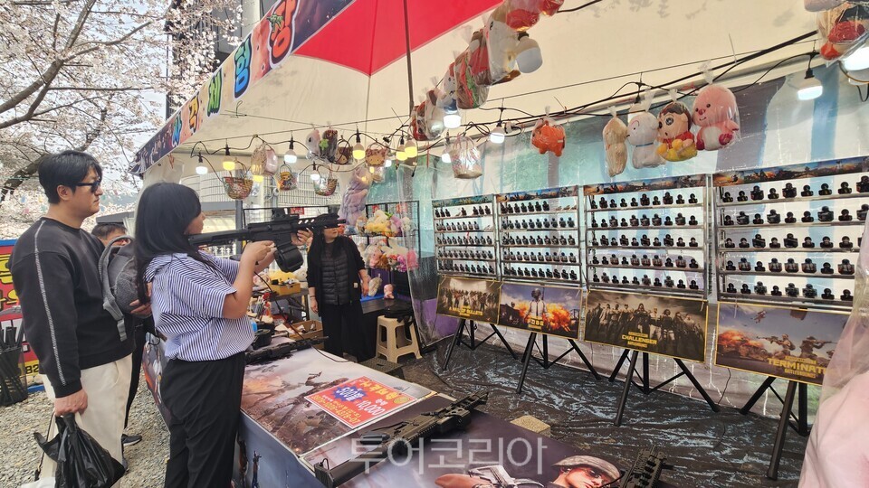 '계룡산 벚꽃 문화축제'에서 사격 체험을 즐기는 관광객/사진=유경훈 기자