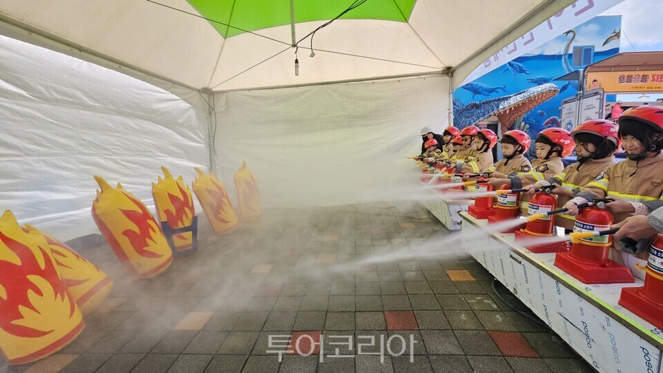 어린이들이 화재시 소화기 를 다루는 법을 직접 체험을 통해 배우고 있다./사진=유경훈 기자