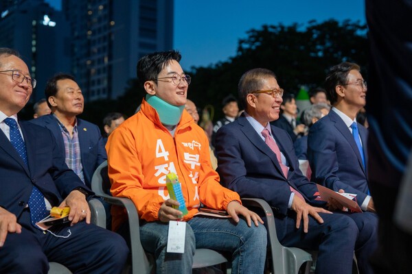 행사에 참석한 정이한 부산시장 후보(왼쪽 2번째)/사진제공=정이한 후보 캠프)