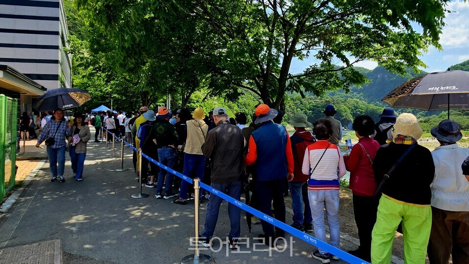 청룡포로 들어가는 배를 타기 위해 줄을 서 3~40분 넘게 기다리는 관광객들./사진 =유경훈 기자