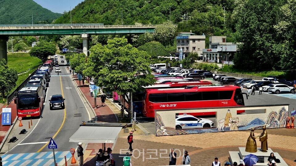 청령포 주자장과 도로가 관광객들이 타고 온 차량들로 꽉들어찼다./사진=유경훈 기자
