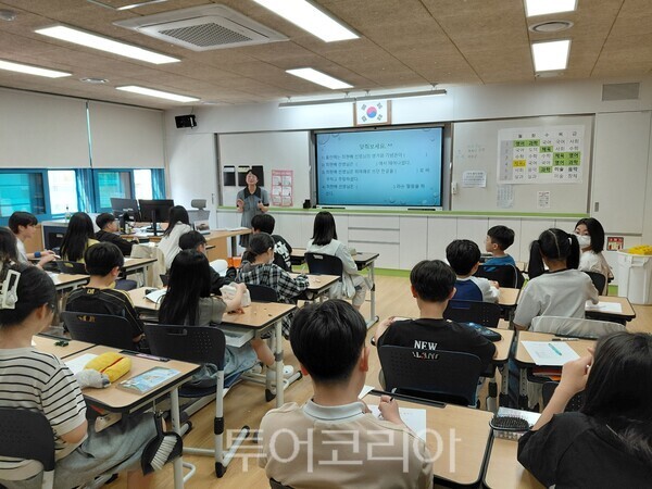 외솔기념관과 울산대학교 국어문화원은 오는 5월부터 10월까지 총 60차례에 걸쳐 지역 내 11개 초등학교를 찾아가 학생 1,400여 명을 대상으로 한글 교육을 진행할 예정이다./사진-울산 중구