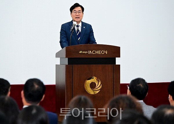 박찬대 인천광역시장이 13일 시청 대회의실에서 열린 '2026년 고위공직자 청렴교육'에서 참석자들과 민선9기 청렴다짐 퍼포먼스를 하고 있다.