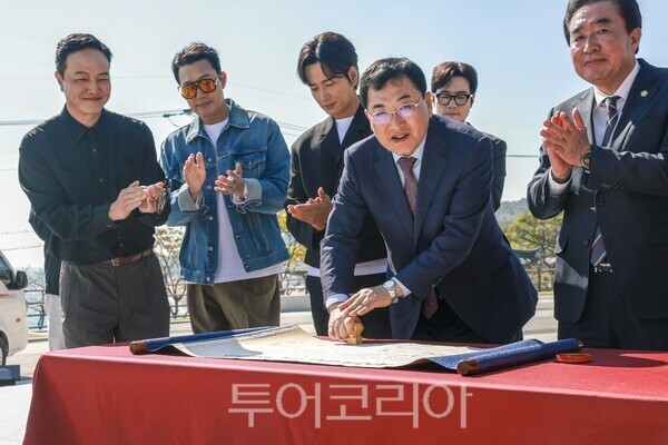 주낙영 경주시장이 14일 KBS 대하드라마 ‘문무’ 성공 기원 행사에서 주요 출연 배우들이 지켜보는 가운데 성공 기원 족자에 낙관을 찍고 있다./사진-경주시