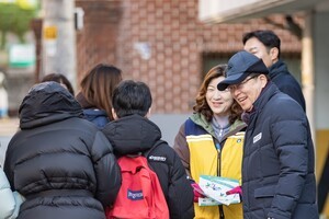 김경호 광진구청장, 어린이 안전 캠페인 직접 참여…호신용 안전목걸이 배포